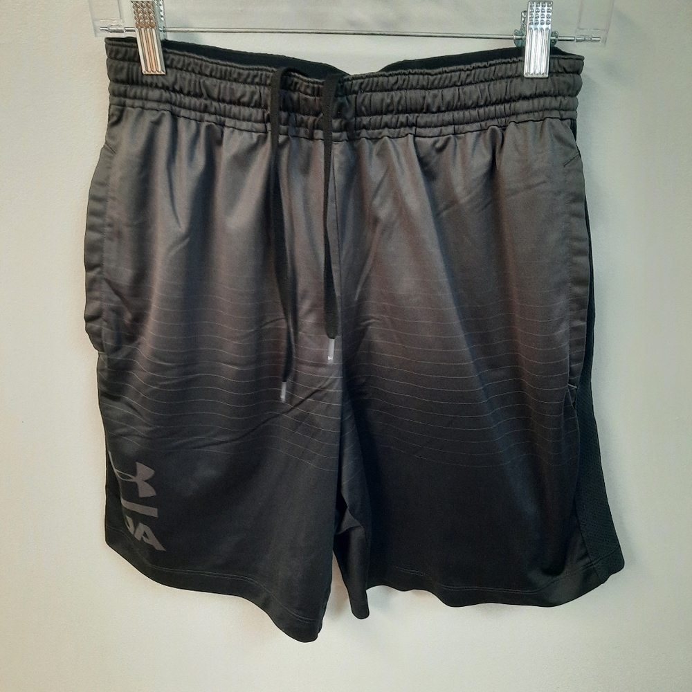 Under Armour Shorts size Medium with gray colors